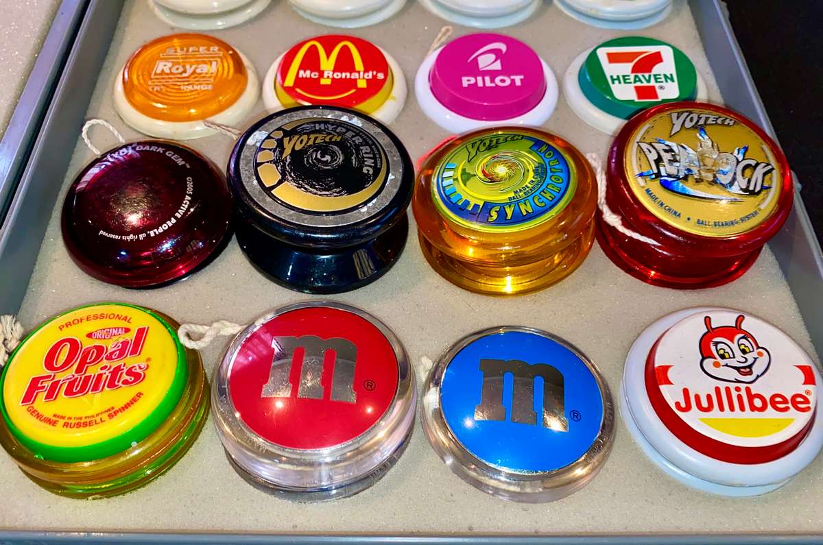 VINTAGE YO-YO COLLECTION 21 DIFFERENT YO-YO'S DIFFERENT BRANDS AND MAKES IN CASE