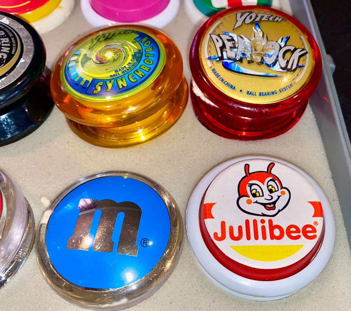 VINTAGE YO-YO COLLECTION 21 DIFFERENT YO-YO'S DIFFERENT BRANDS AND MAKES IN CASE