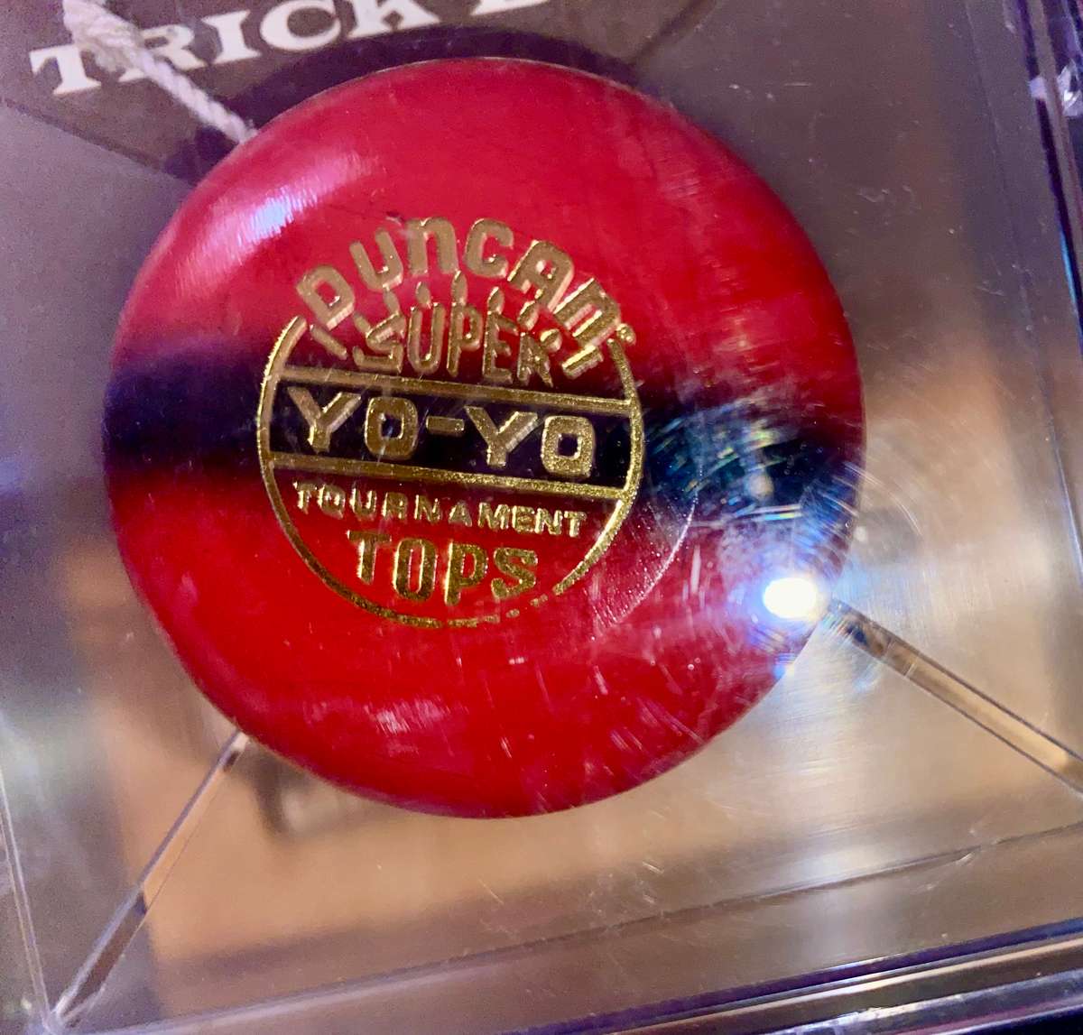 VINTAGE 1955 DUNCAN WOODEN YO-YO SUPER TOURNAMENT TOPS IN PROTECTIVE CASE STILL SEALED & TRICK BOOK