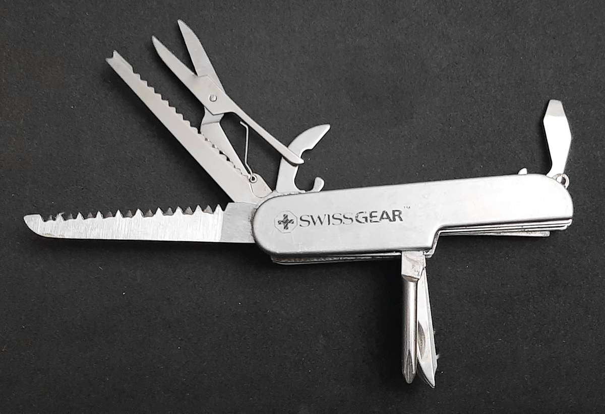 Lot: Swiss Gear & Generic Pocket Knives x2 (Multifunction)