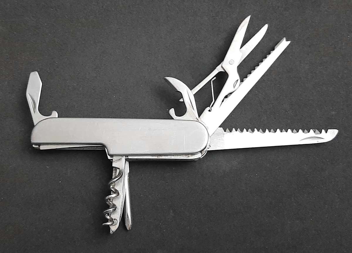 Lot: Swiss Gear & Generic Pocket Knives x2 (Multifunction)