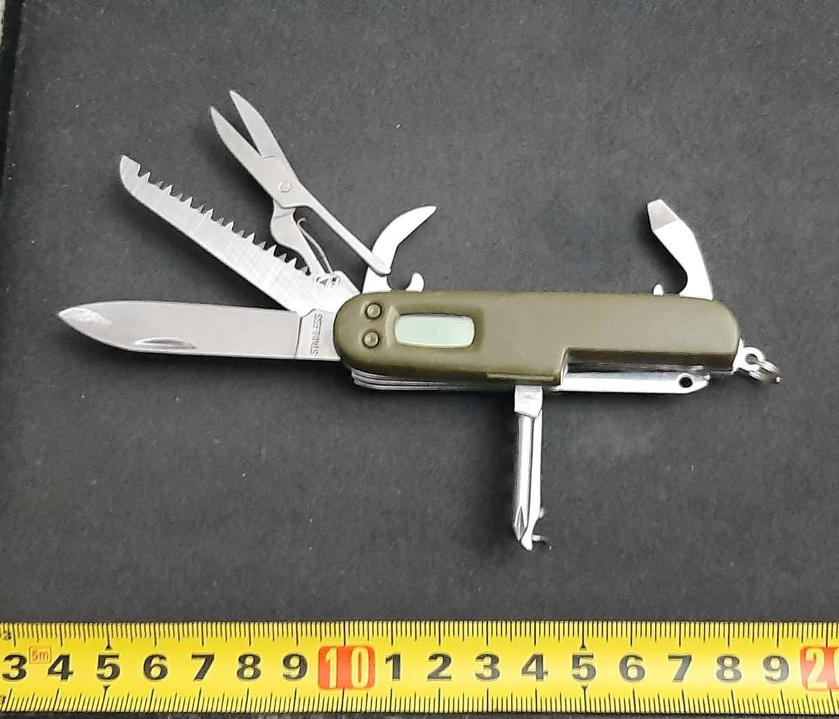 Lot: Swiss Gear & Generic Pocket Knives x2 (Multifunction)