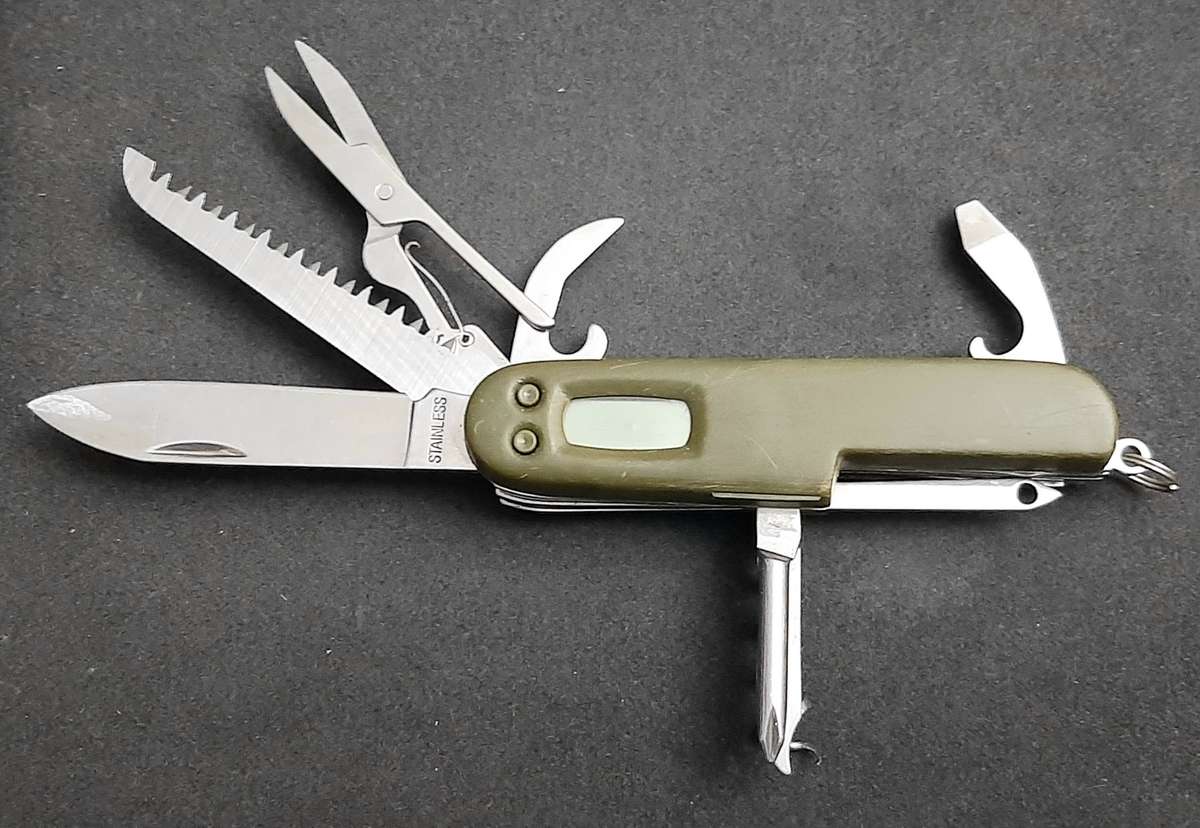 Lot: Swiss Gear & Generic Pocket Knives x2 (Multifunction)