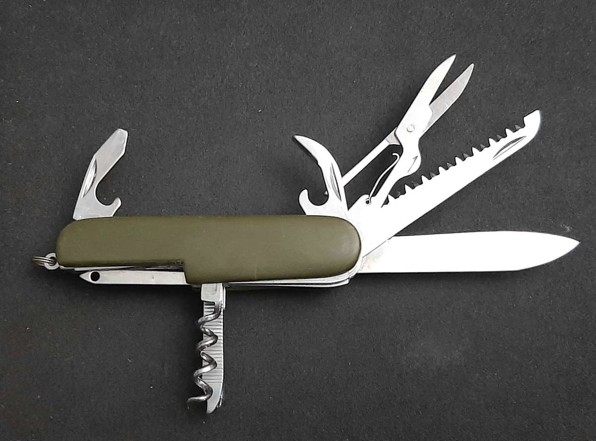 Lot: Swiss Gear & Generic Pocket Knives x2 (Multifunction)