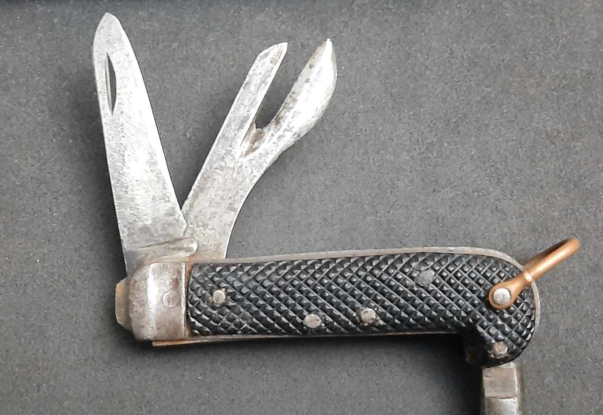 **WW2 : British Army/ Rhodesian Jack Knife w/ Bexoid Grips (1940)**