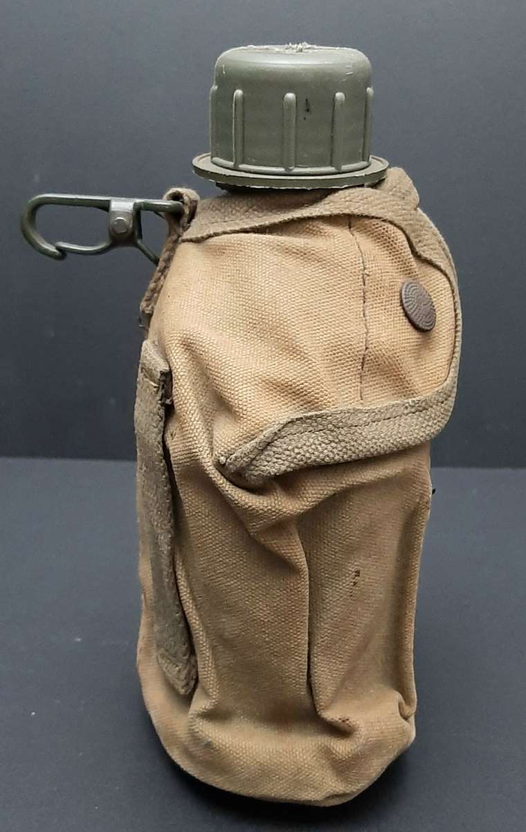 **Border War : 1980s SWAPOL Patt.70 Webbing Canteen Cover w/ Waterbottle (No Cup).**