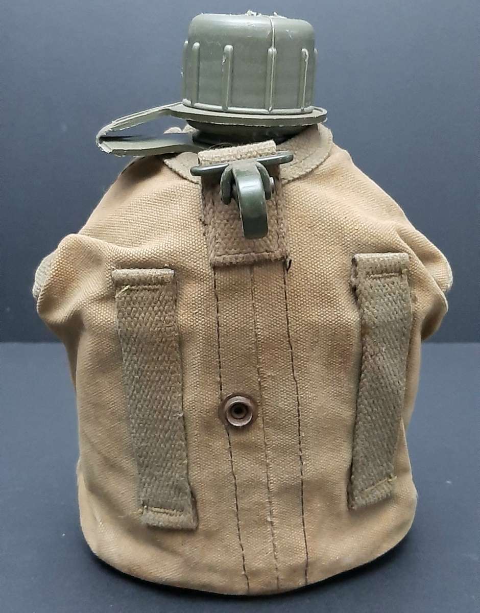 **Border War : 1980s SWAPOL Patt.70 Webbing Canteen Cover w/ Waterbottle (No Cup).**