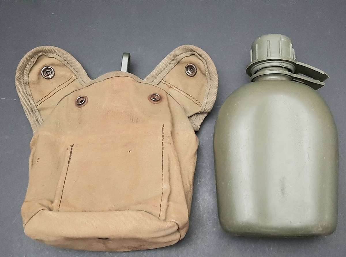 **Border War : 1980s SWAPOL Patt.70 Webbing Canteen Cover w/ Waterbottle (No Cup).**