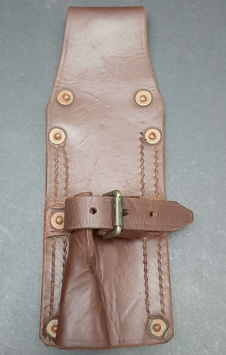 ** 1960s SADF : Early FN FAL Leather Bayonet Frog ( Union Marked).**