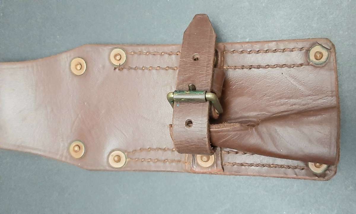 ** 1960s SADF : Early FN FAL Leather Bayonet Frog ( Union Marked).**