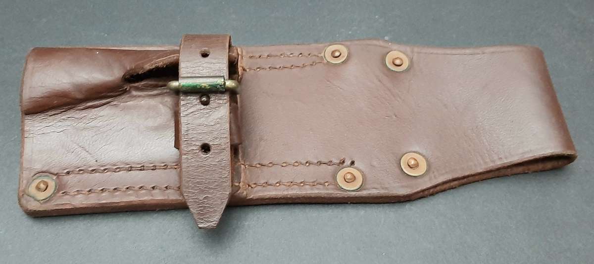 ** 1960s SADF : Early FN FAL Leather Bayonet Frog ( Union Marked).**