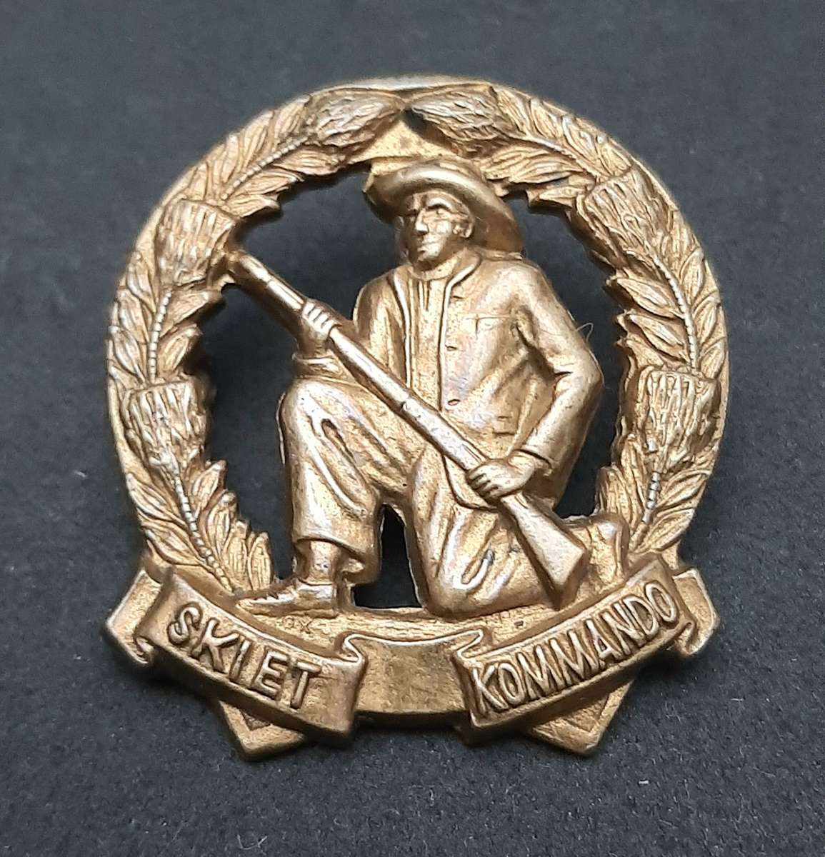 **RARE: 1950s Type I SADF 'Skiet Kommando' Cap Badge (Lugs Intact).**