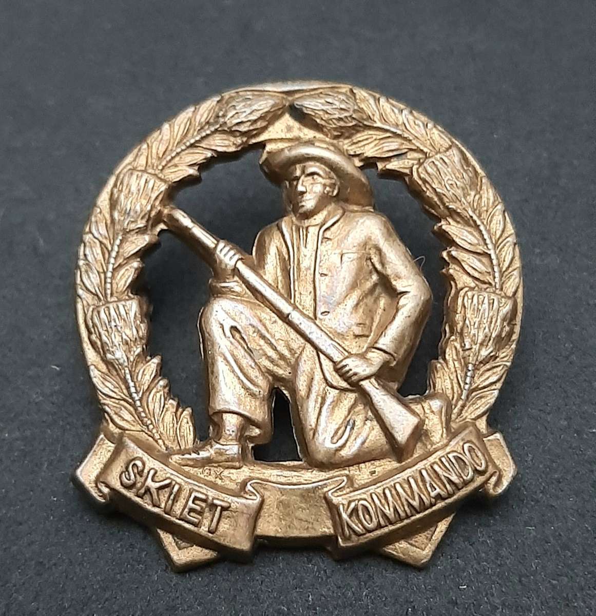 **RARE: 1950s Type I SADF 'Skiet Kommando' Cap Badge (Lugs Intact).**