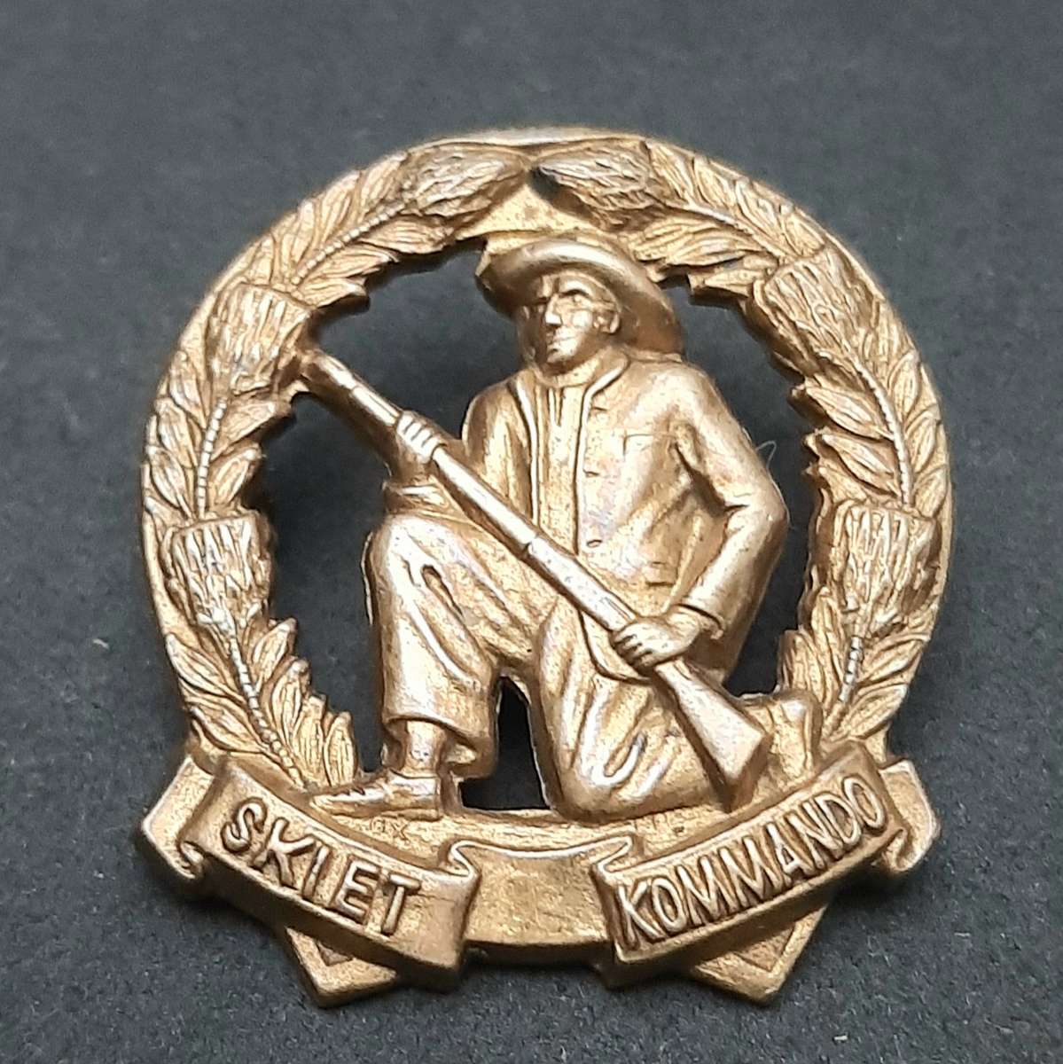 **RARE: 1950s Type I SADF 'Skiet Kommando' Cap Badge (Lugs Intact).**