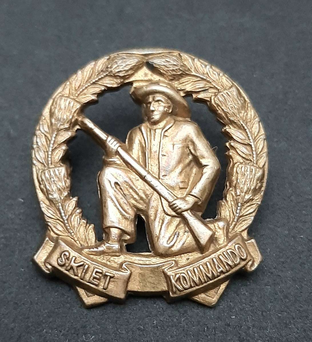 **RARE: 1950s Type I SADF 'Skiet Kommando' Cap Badge (Lugs Intact).**