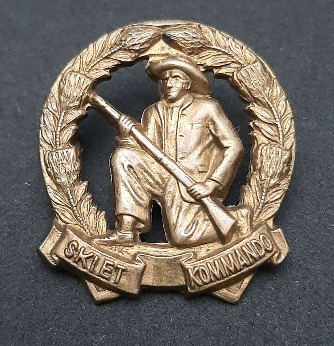 **RARE: 1950s Type I SADF 'Skiet Kommando' Cap Badge (Lugs Intact).**