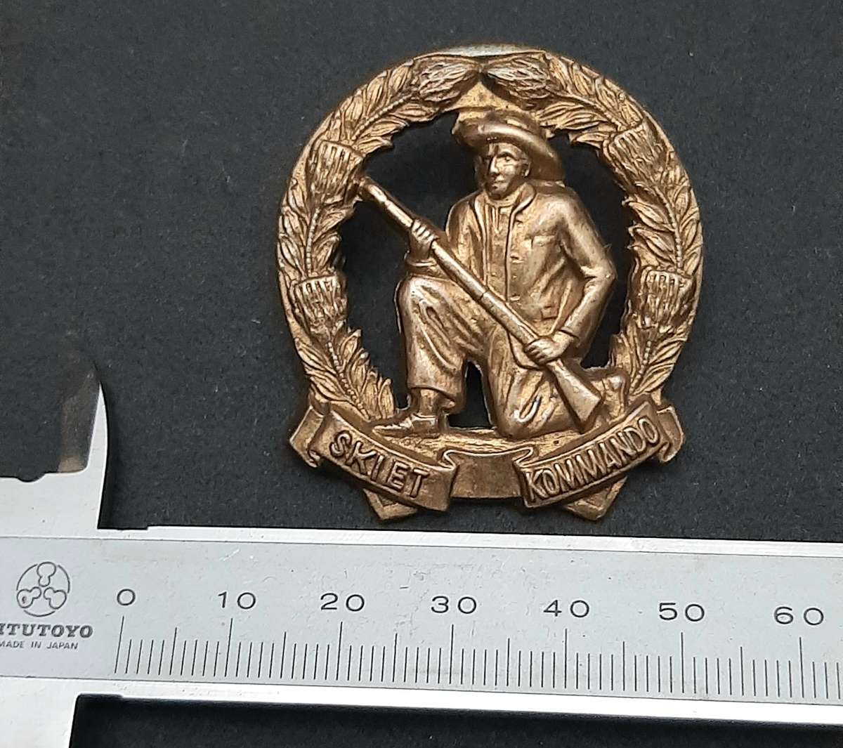 **RARE: 1950s Type I SADF 'Skiet Kommando' Cap Badge (Lugs Intact).**