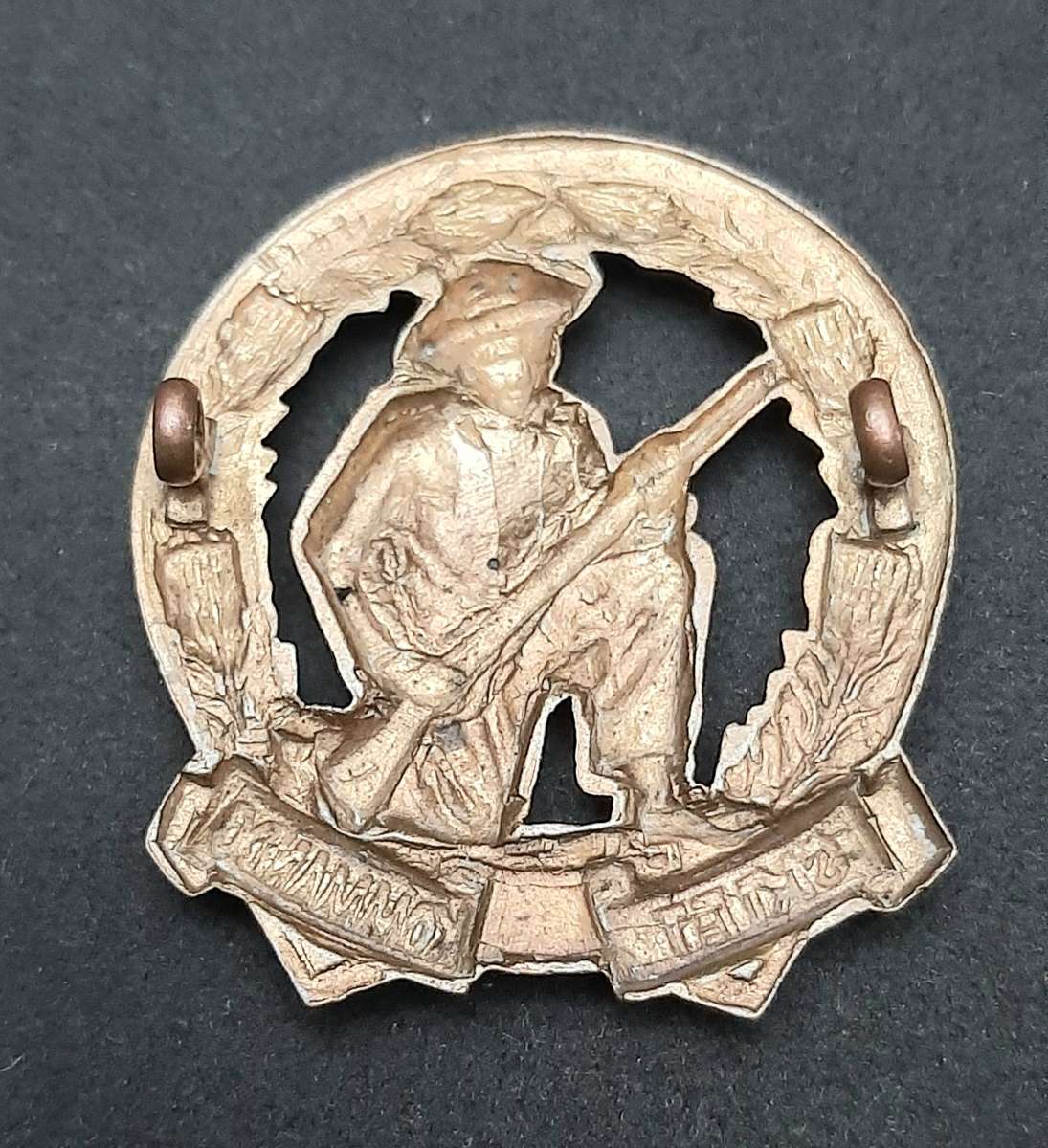 **RARE: 1950s Type I SADF 'Skiet Kommando' Cap Badge (Lugs Intact).**