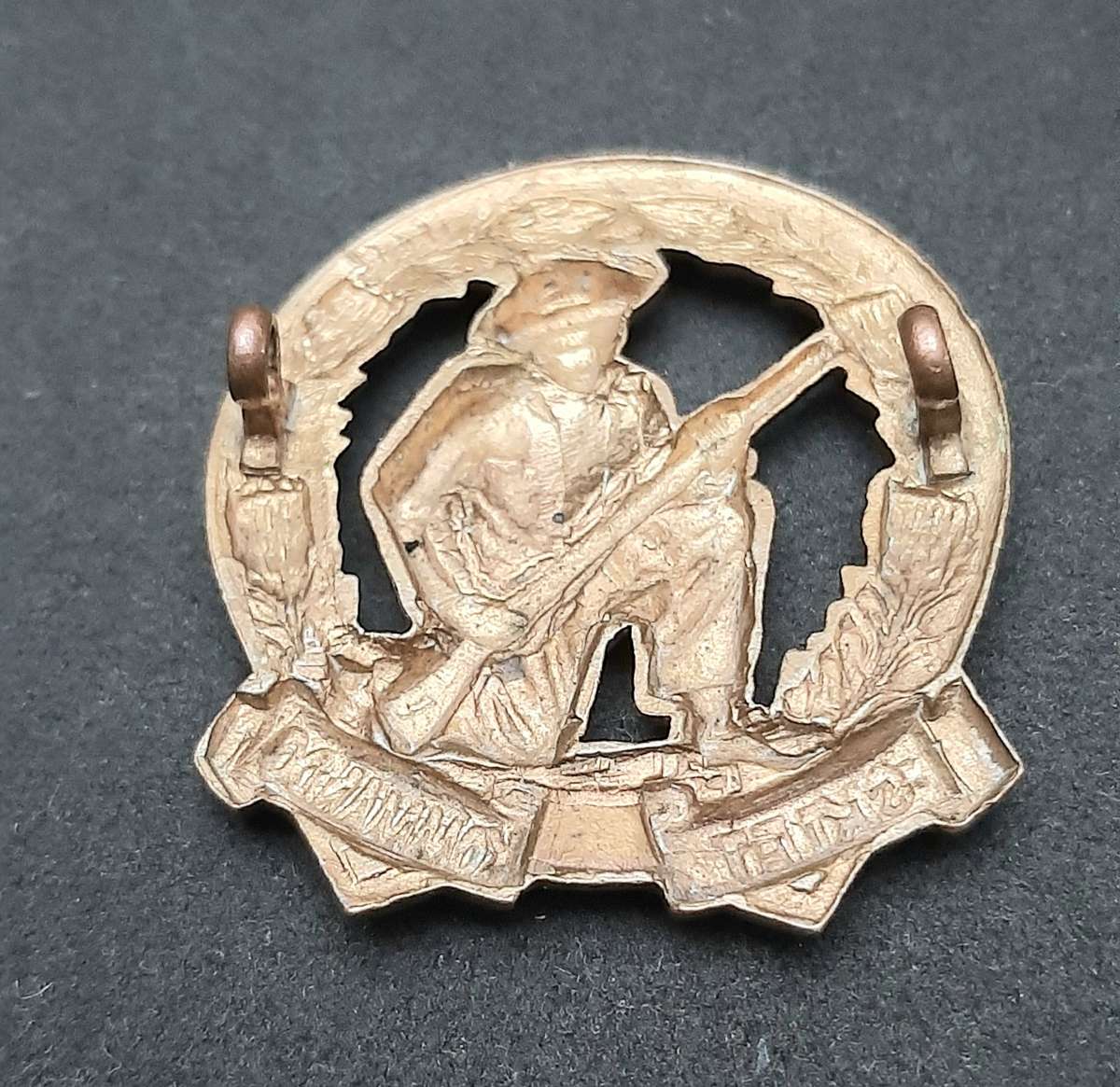 **RARE: 1950s Type I SADF 'Skiet Kommando' Cap Badge (Lugs Intact).**