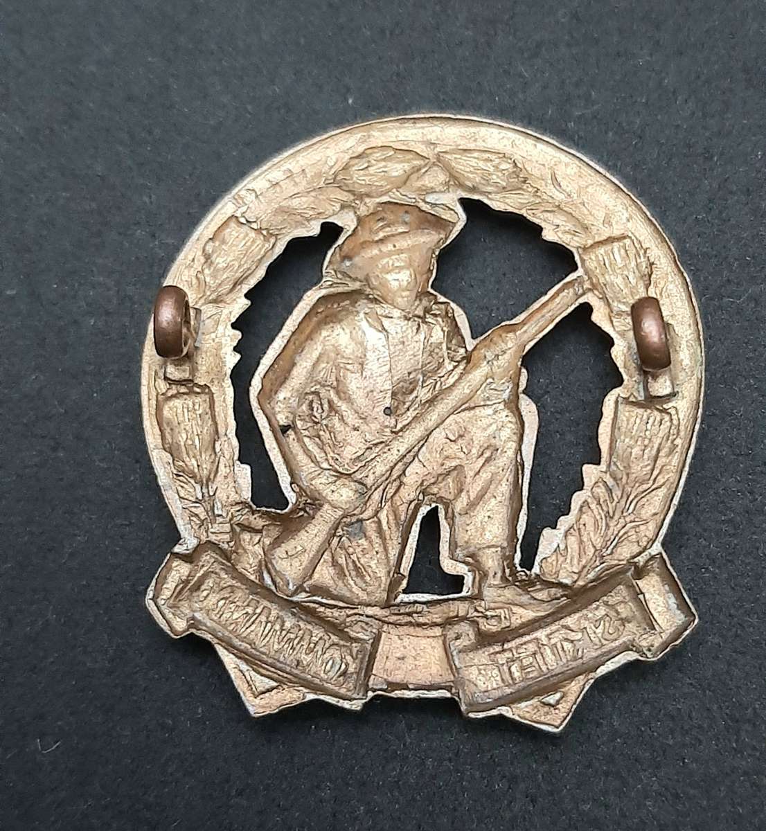 **RARE: 1950s Type I SADF 'Skiet Kommando' Cap Badge (Lugs Intact).**