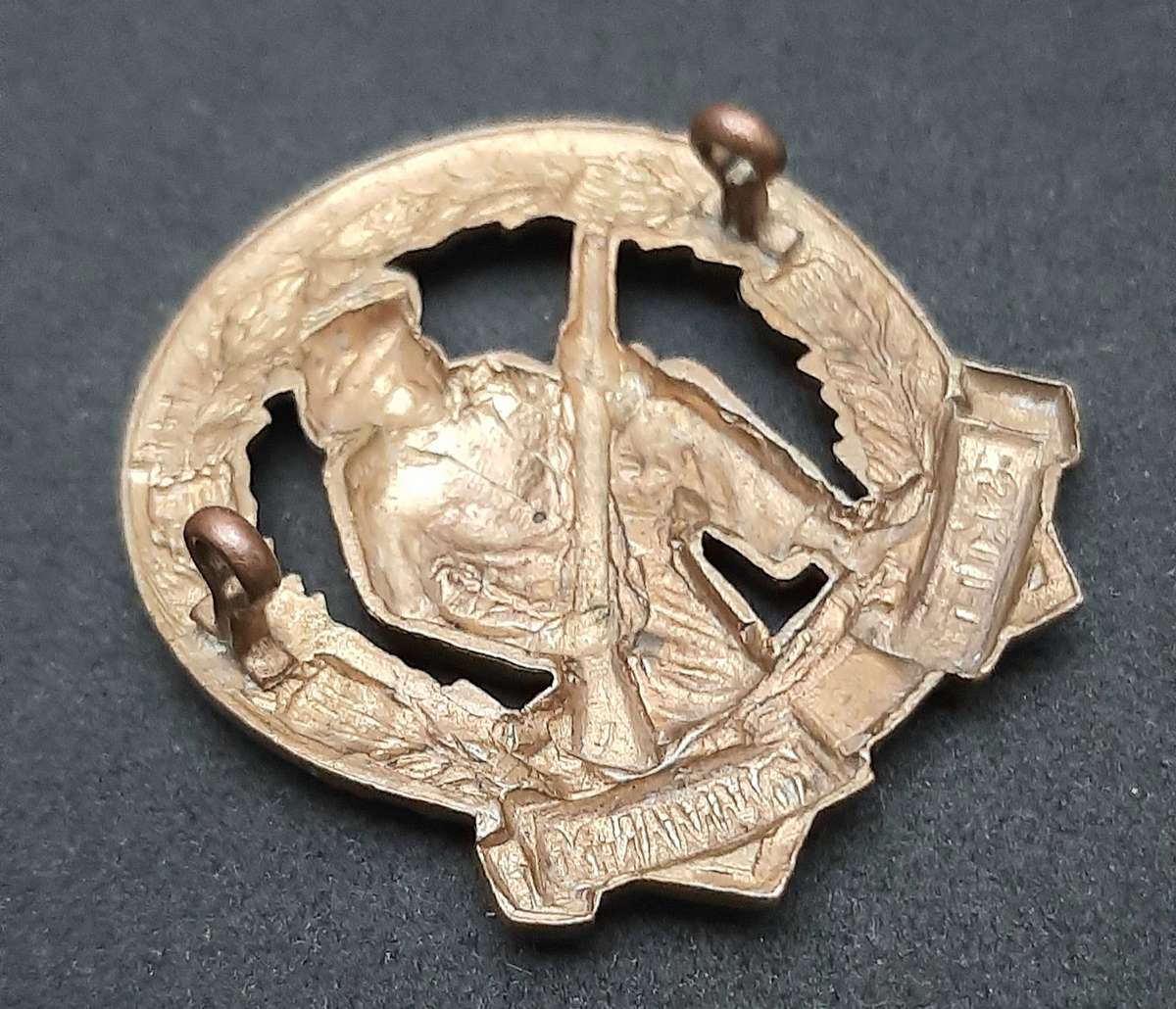 **RARE: 1950s Type I SADF 'Skiet Kommando' Cap Badge (Lugs Intact).**