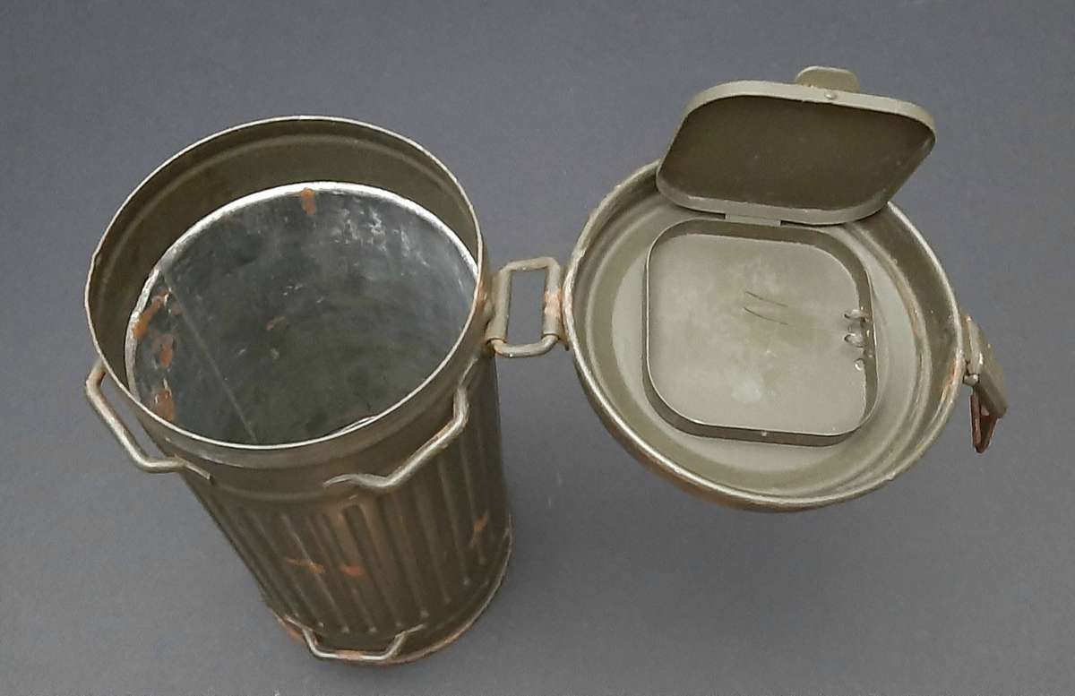 Rare WW2 German GM38 'Gasmasken Büchse' Canister with Lenses (Att. Jäger)