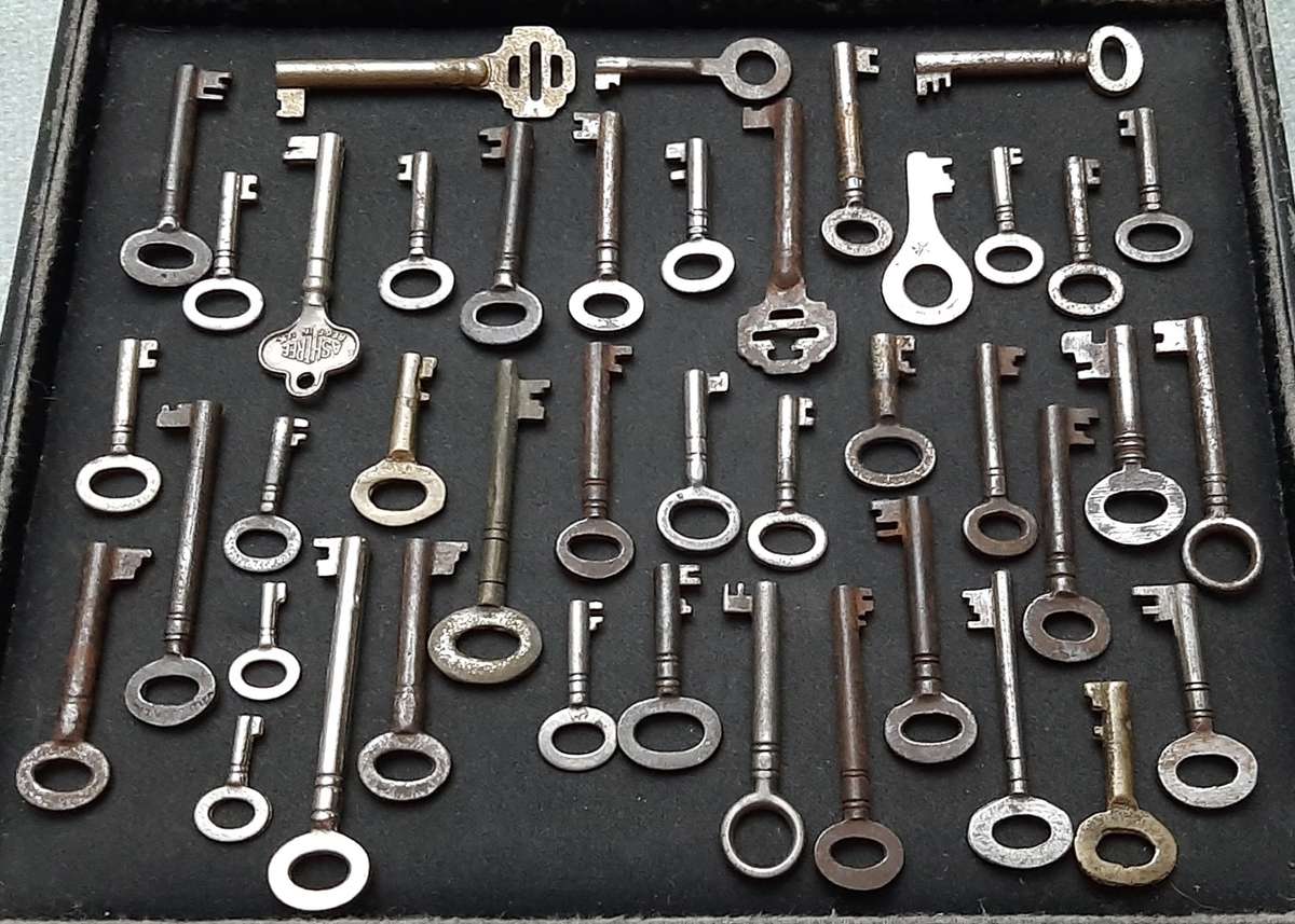 Lot Assorted: Victorian Era European Cabinet & Dresser Keys ( 42 x Pcs).