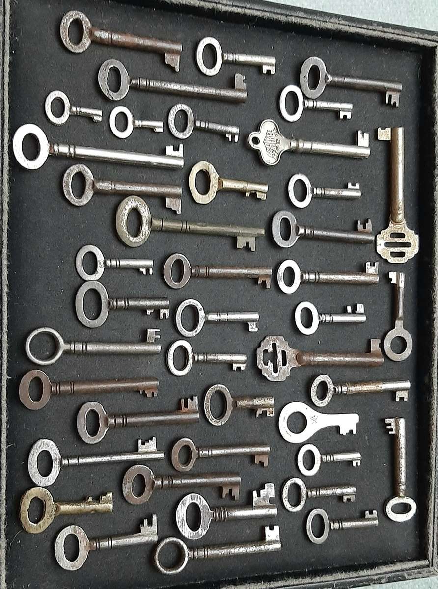 Lot Assorted: Victorian Era European Cabinet & Dresser Keys ( 42 x Pcs).