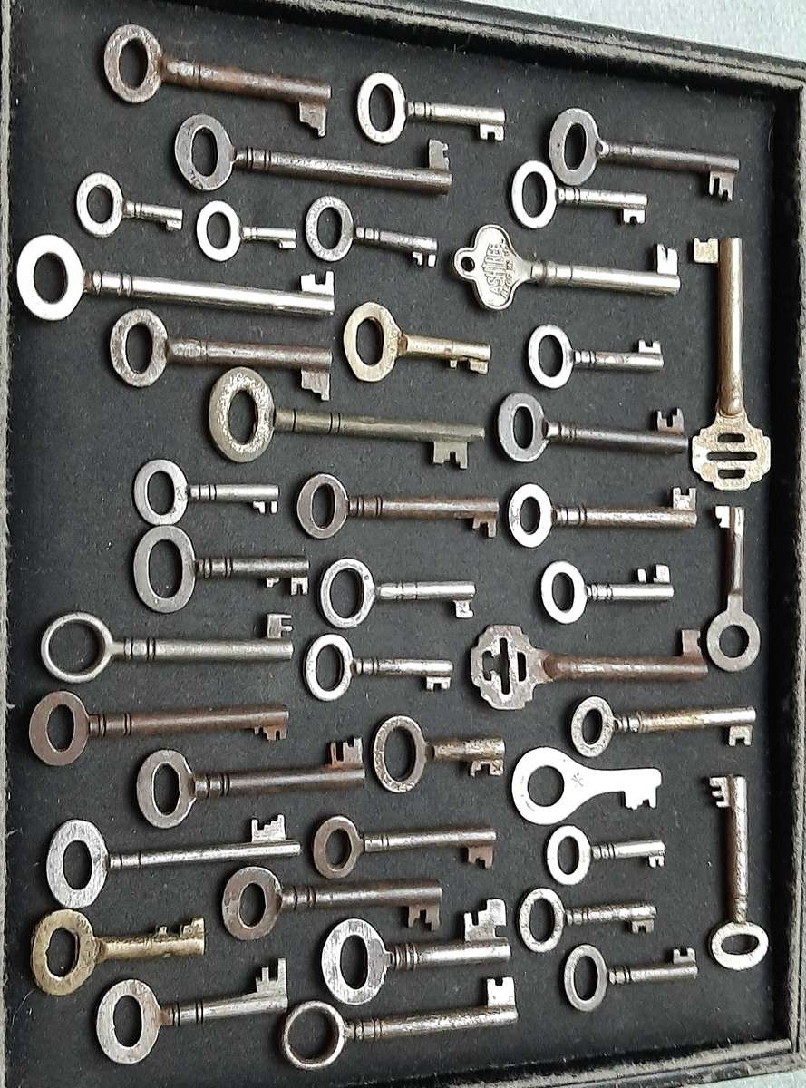 Lot Assorted: Victorian Era European Cabinet & Dresser Keys ( 42 x Pcs).