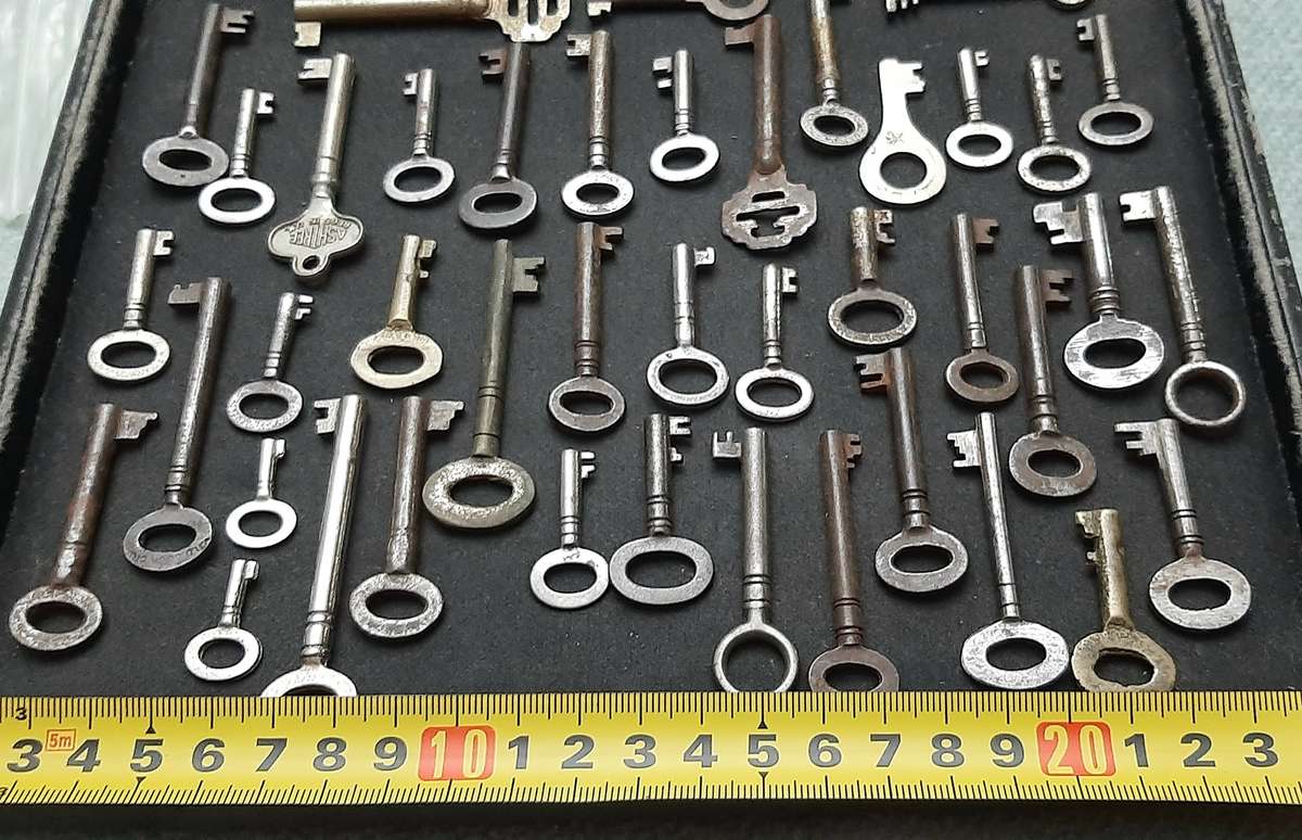 Lot Assorted: Victorian Era European Cabinet & Dresser Keys ( 42 x Pcs).