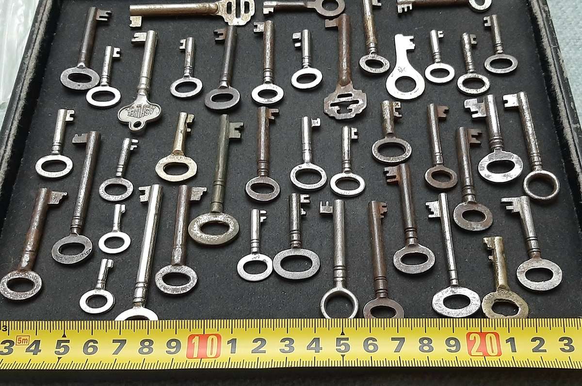 Lot Assorted: Victorian Era European Cabinet & Dresser Keys ( 42 x Pcs).
