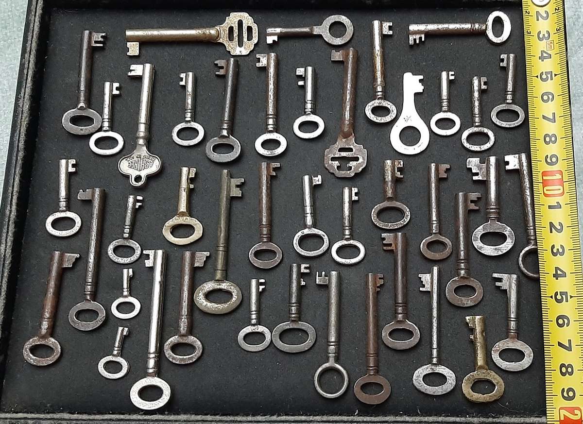 Lot Assorted: Victorian Era European Cabinet & Dresser Keys ( 42 x Pcs).