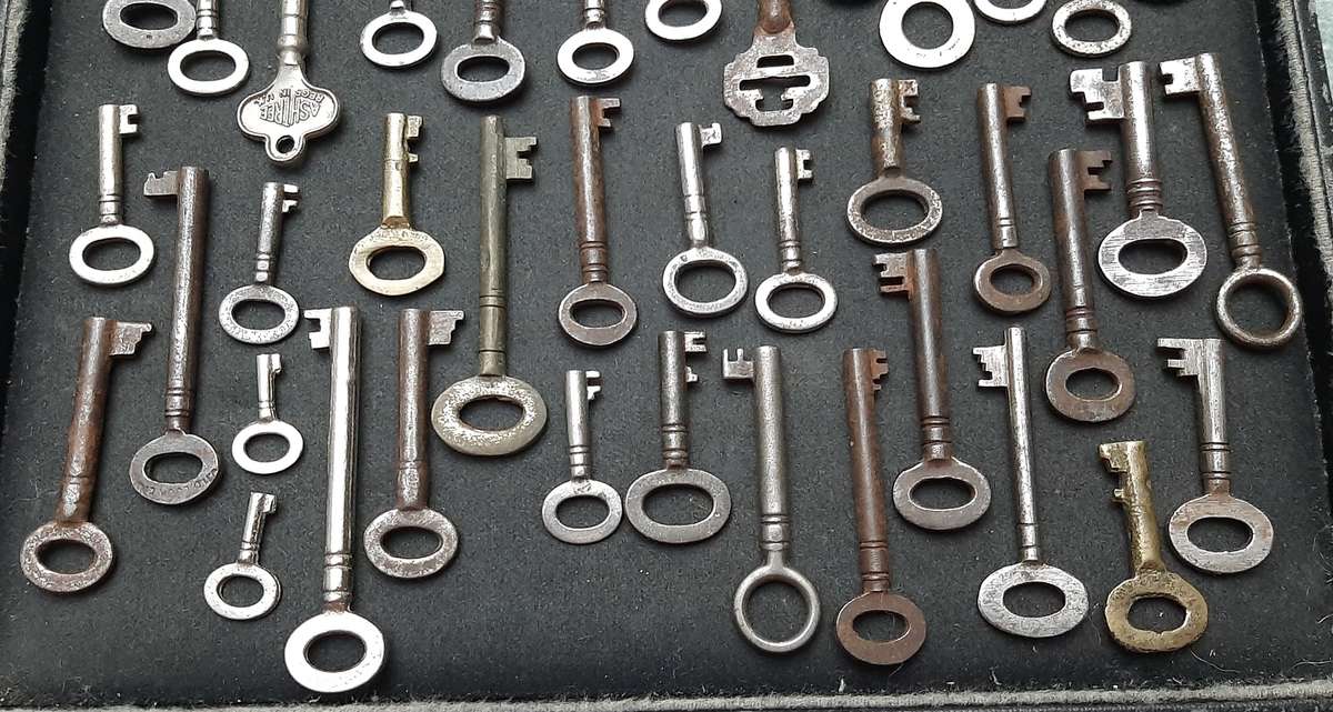 Lot Assorted: Victorian Era European Cabinet & Dresser Keys ( 42 x Pcs).