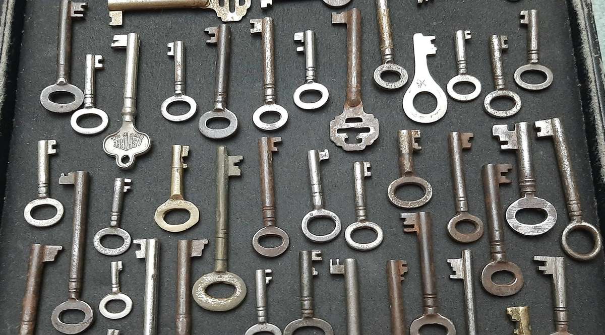 Lot Assorted: Victorian Era European Cabinet & Dresser Keys ( 42 x Pcs).