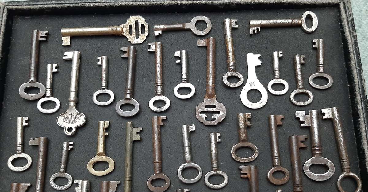 Lot Assorted: Victorian Era European Cabinet & Dresser Keys ( 42 x Pcs).