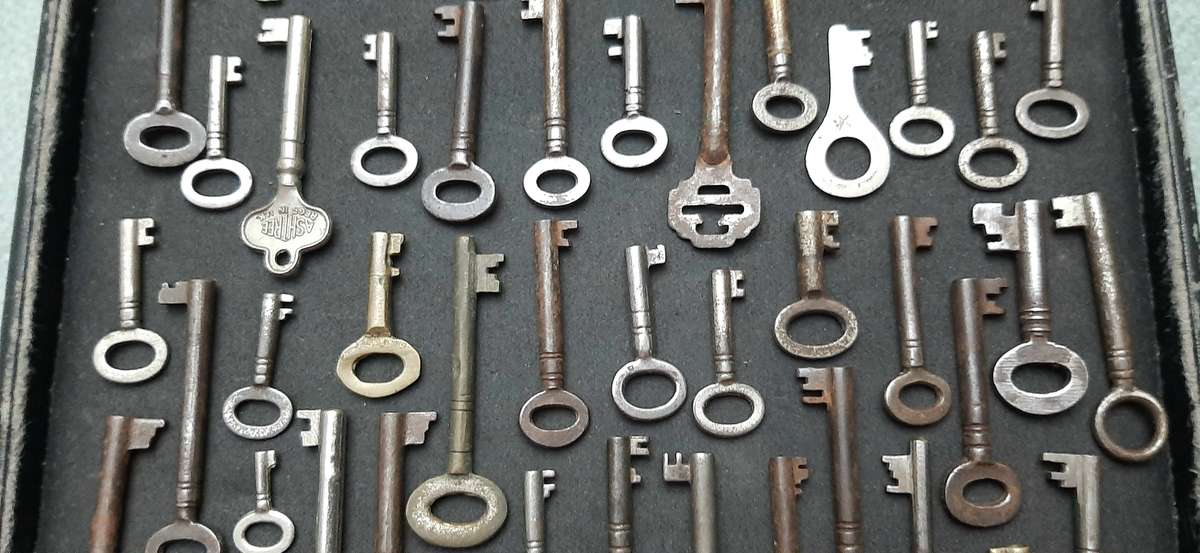 Lot Assorted: Victorian Era European Cabinet & Dresser Keys ( 42 x Pcs).