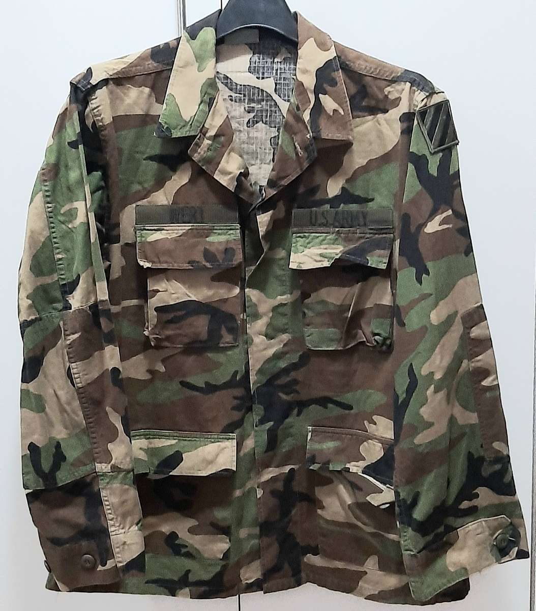 1990s U.S. Army: M81 Woodland Camouflage F/dress L/S  Shirt w/ 3rd Inf. Insignia (Large).