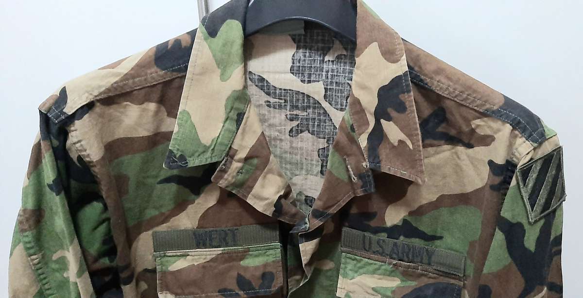 1990s U.S. Army: M81 Woodland Camouflage F/dress L/S  Shirt w/ 3rd Inf. Insignia (Large).