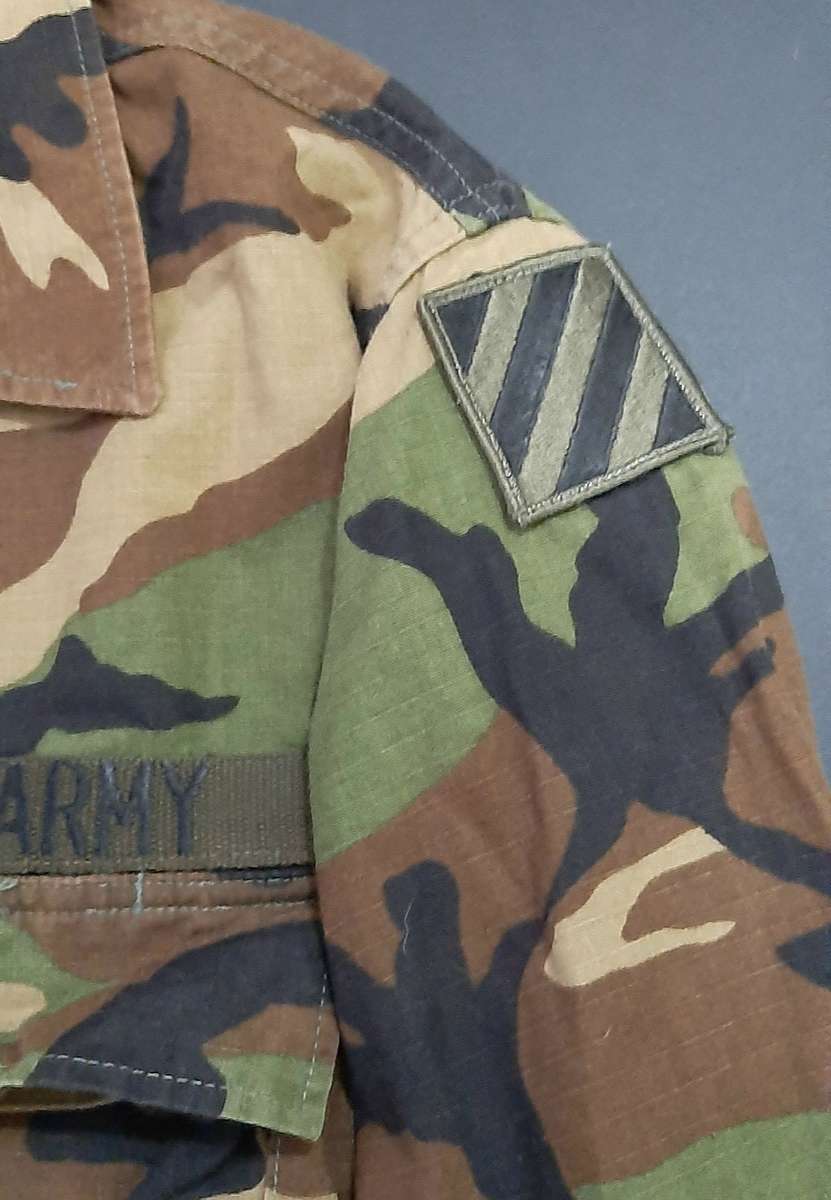 1990s U.S. Army: M81 Woodland Camouflage F/dress L/S  Shirt w/ 3rd Inf. Insignia (Large).