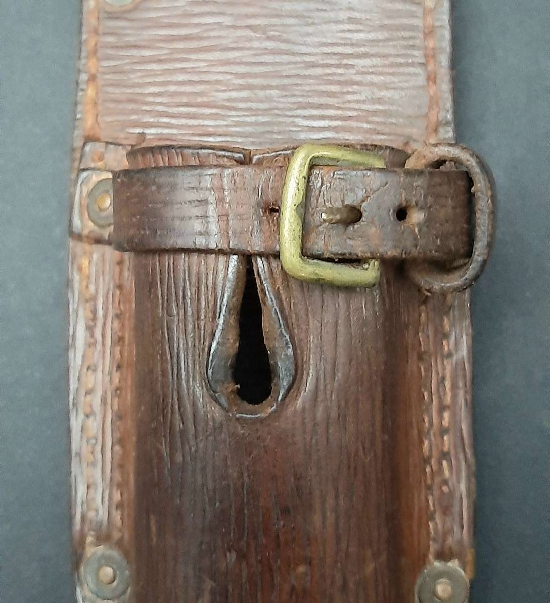 RARE: WW1 UDF/ SAP Patt. 1907 Leather Bayonet Frog (1915, W. Wood & Co.).