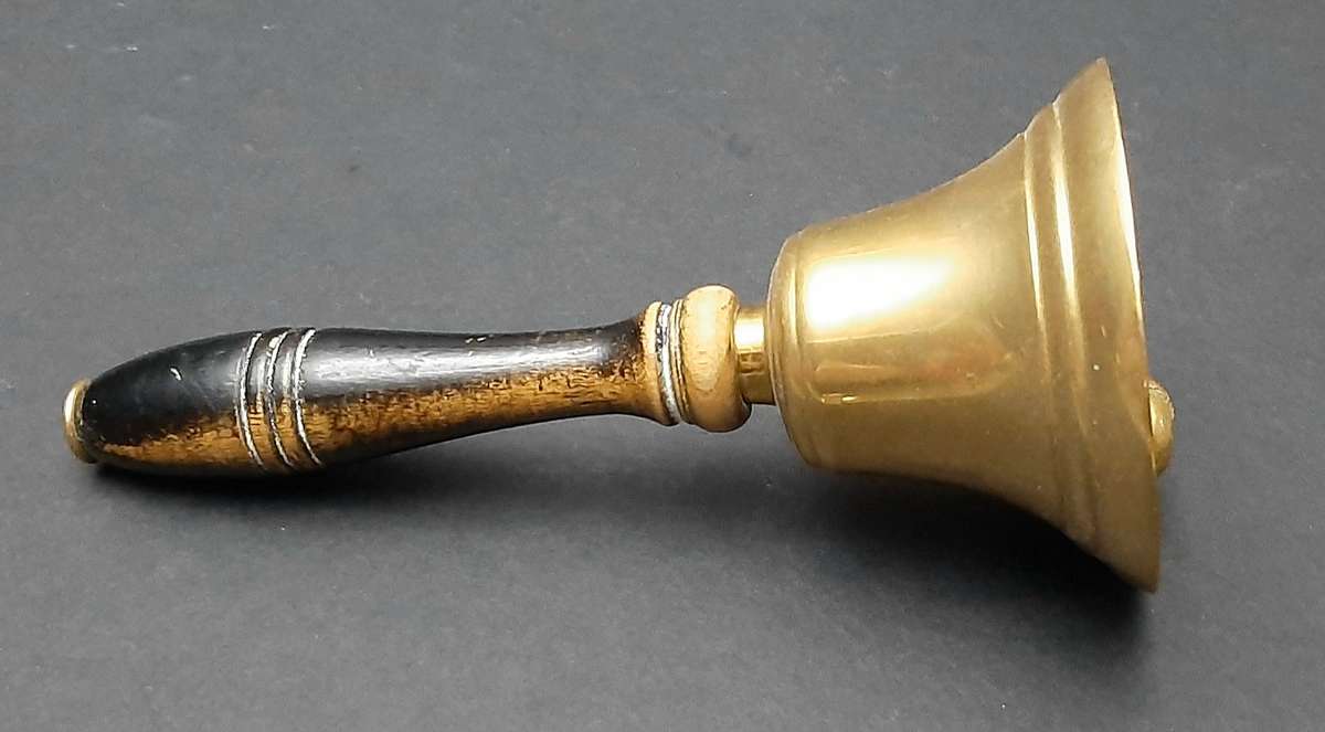 Mid-20th Century: European Brass Dinner Service Bell (12,5cm).