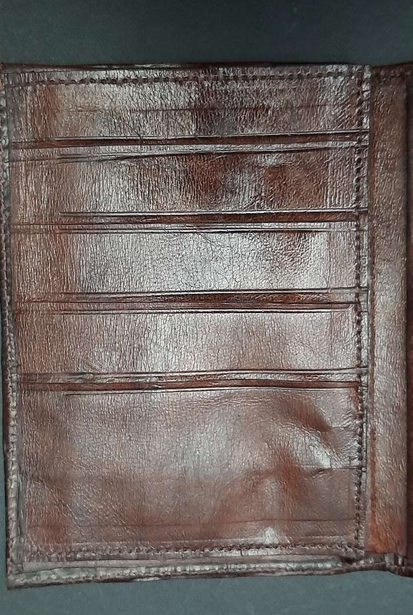 STUNNING: Late 20th Century- Gent's Tri-fold Crocodile Skin Leather Wallet (14cm x 19cm).