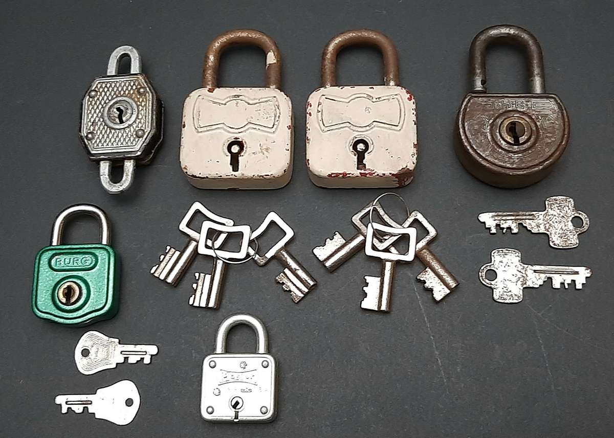 Mid-20th Century: Lot of 1960s/70s West-German Padlocks w/ Keys (x6).
