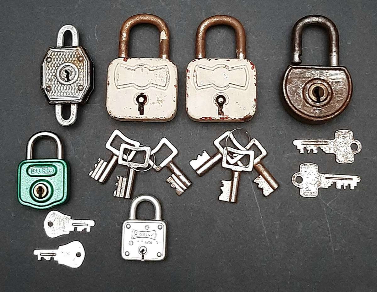 Mid-20th Century: Lot of 1960s/70s West-German Padlocks w/ Keys (x6).
