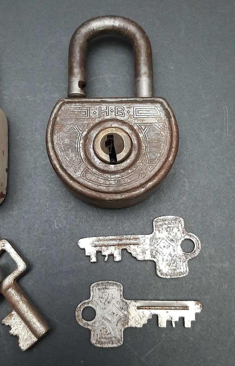 Mid-20th Century: Lot of 1960s/70s West-German Padlocks w/ Keys (x6).