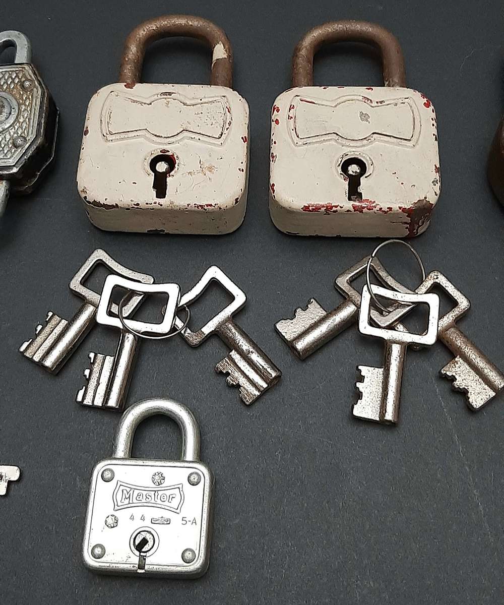 Mid-20th Century: Lot of 1960s/70s West-German Padlocks w/ Keys (x6).