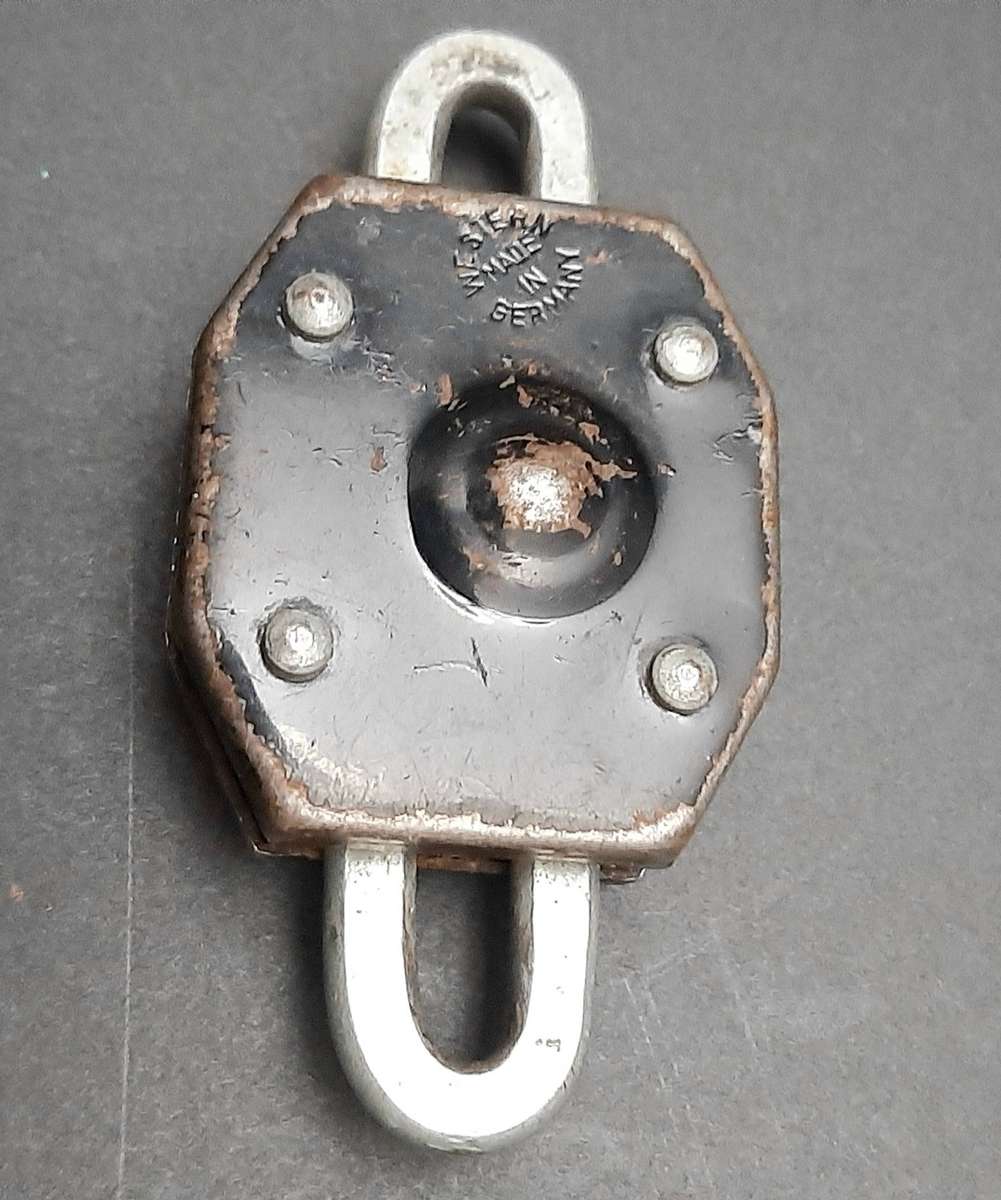 Mid-20th Century: Lot of 1960s/70s West-German Padlocks w/ Keys (x6).