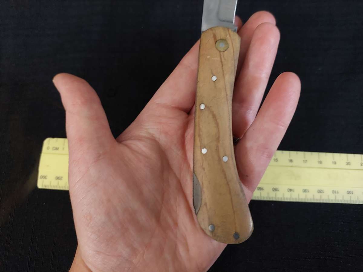 Stunning Laguiole ( 63) Pocket Knife with Wooden Handle in Excellent Condition