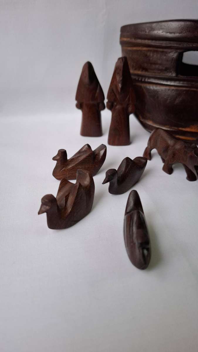 Remarkable Vintage Hand Carved Wooden Noah's Ark with Carved Animals - Good Condition