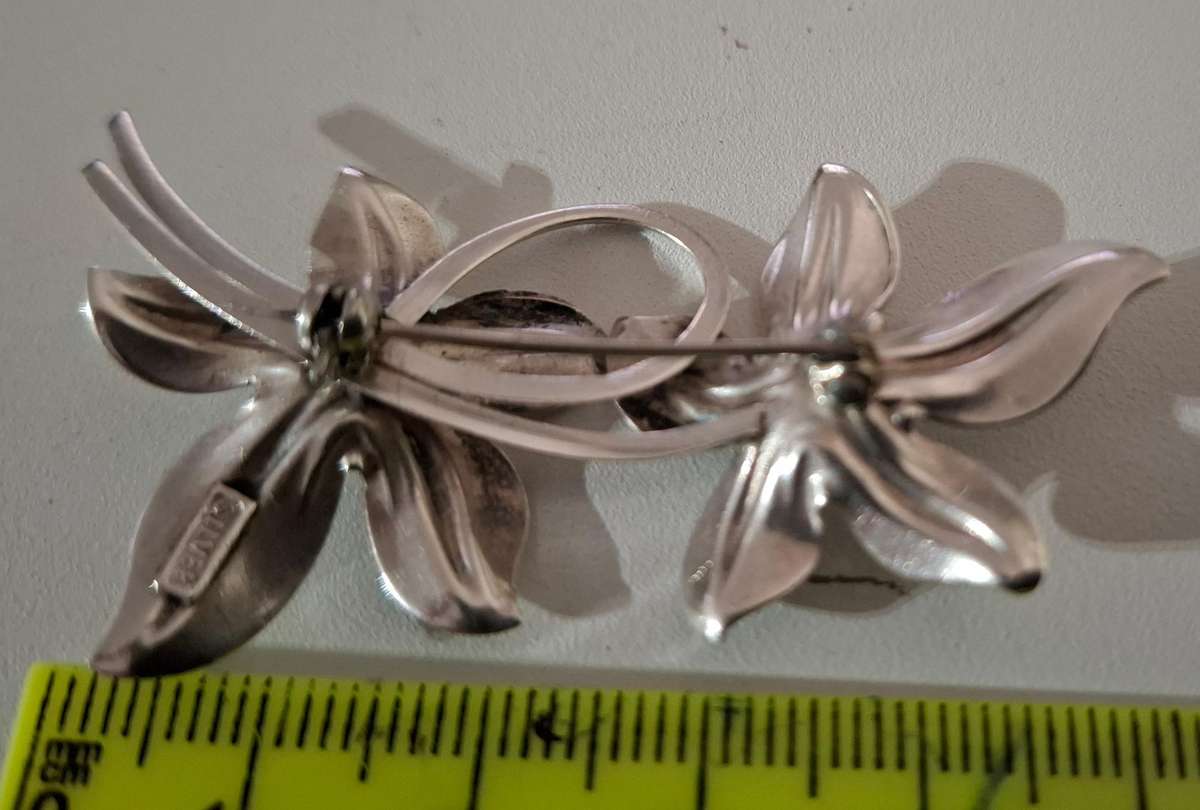 Stunning Siver Flower Brooch in Excellent Condition Clearly Marked 6.4 Grams